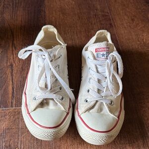 Converse low top sneakers in cream with red trim